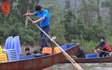 Bất chấp nguy hiểm, thuyền chở 40 người trên suối Yến